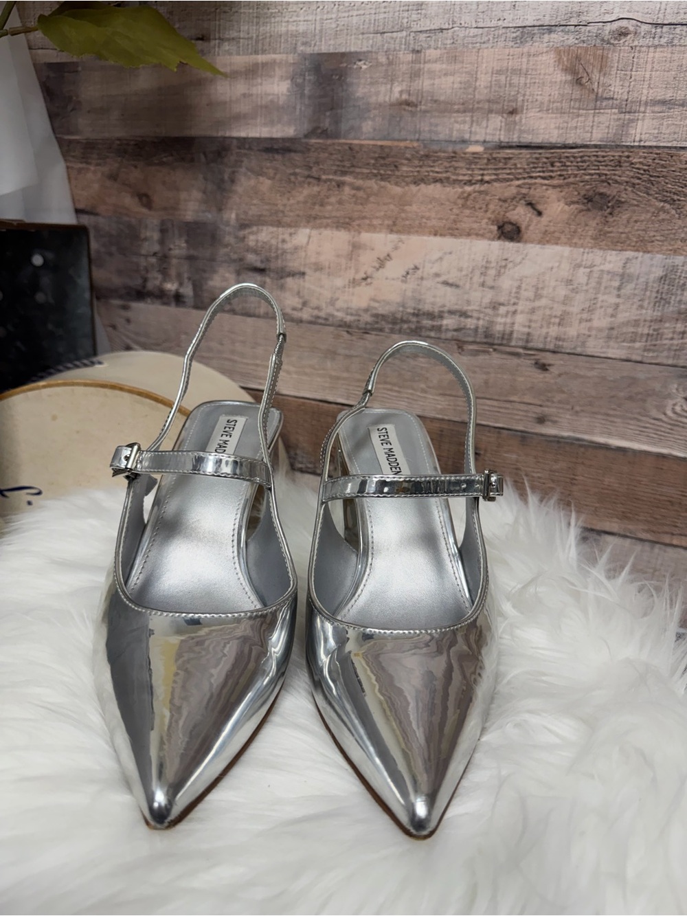 Steve Madden Silver Metallic Pointed Shoe 9
